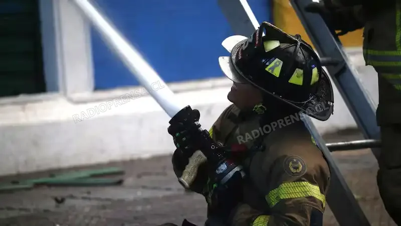 Voraz incendio destruyó local comercial en San Antonio