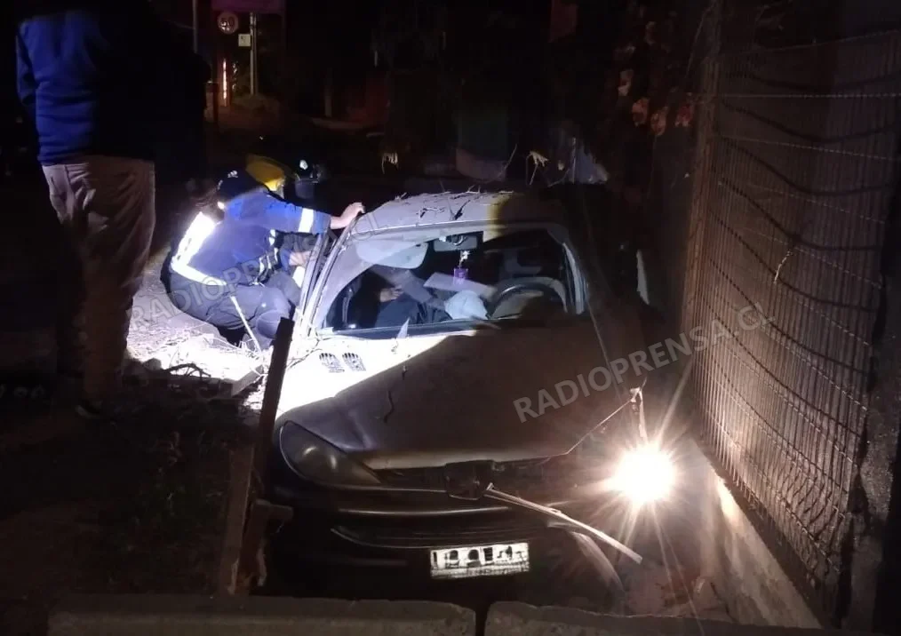 Vehículo volcó y cayó a un canal durante accidente en Isla de Maipo