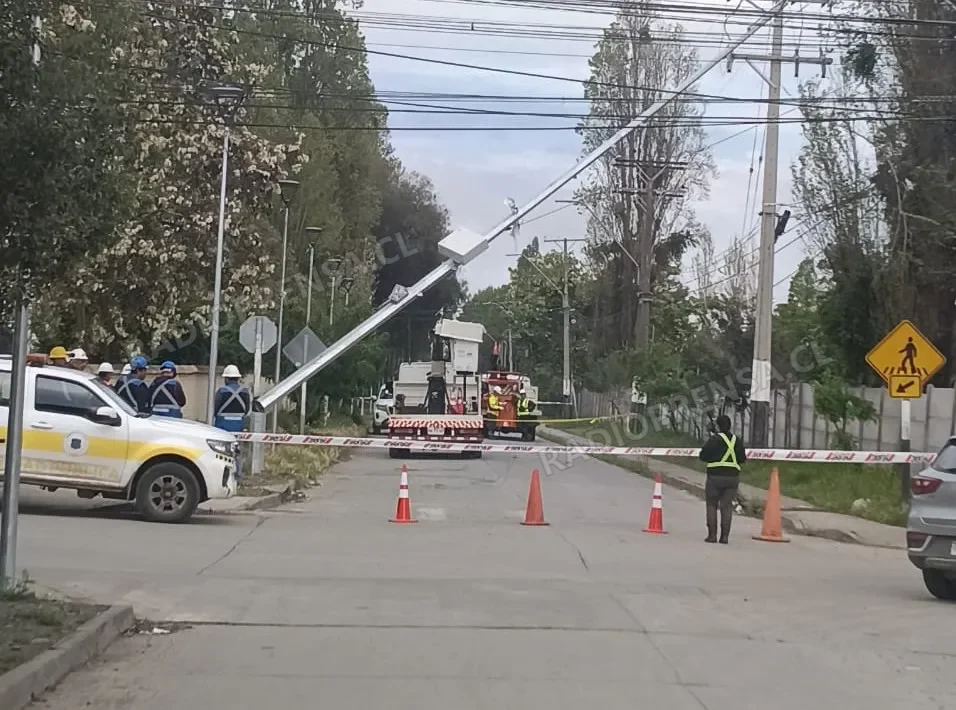 Nuevamente vandalizan poste destinado a cámaras de seguridad en El Monte