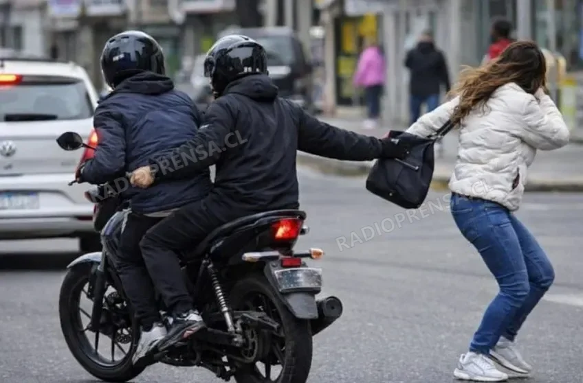 Motochorros comienzan a operar en Talagante: sujeto robó teléfono a una mujer en pleno centro