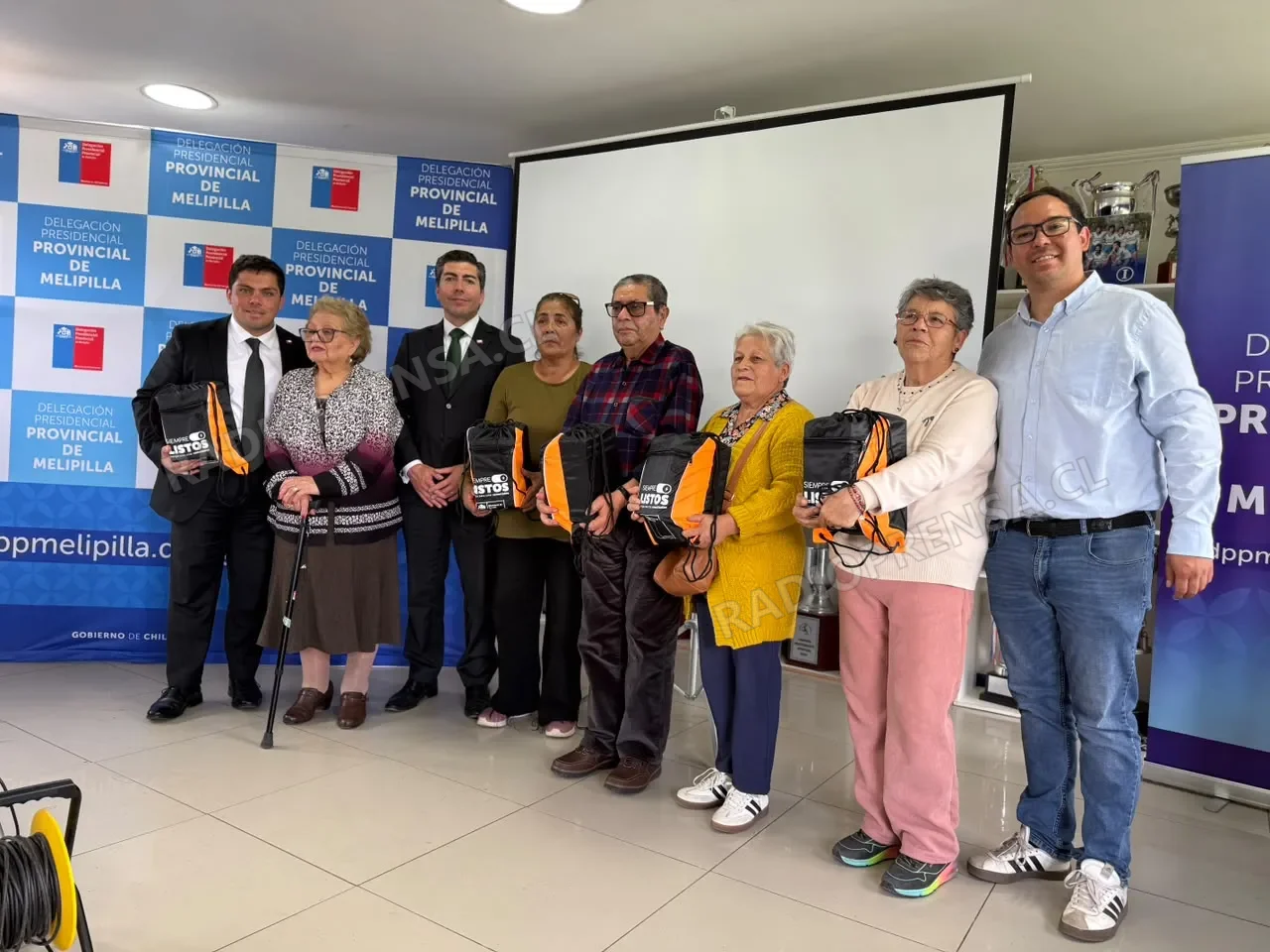 Entregan kits de emergencia a vecinos de Bollenar para enfrentar contingencias energéticas