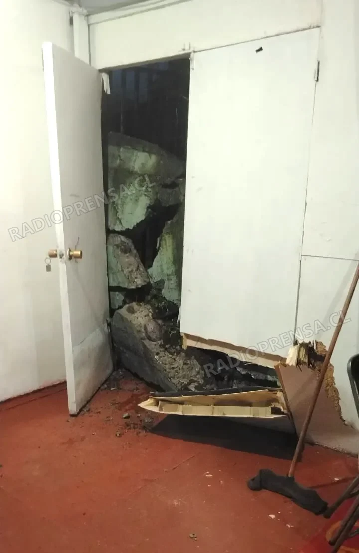 Derrumbe de muro provoca emergencia en vivienda de Melipilla tras intensas lluvias