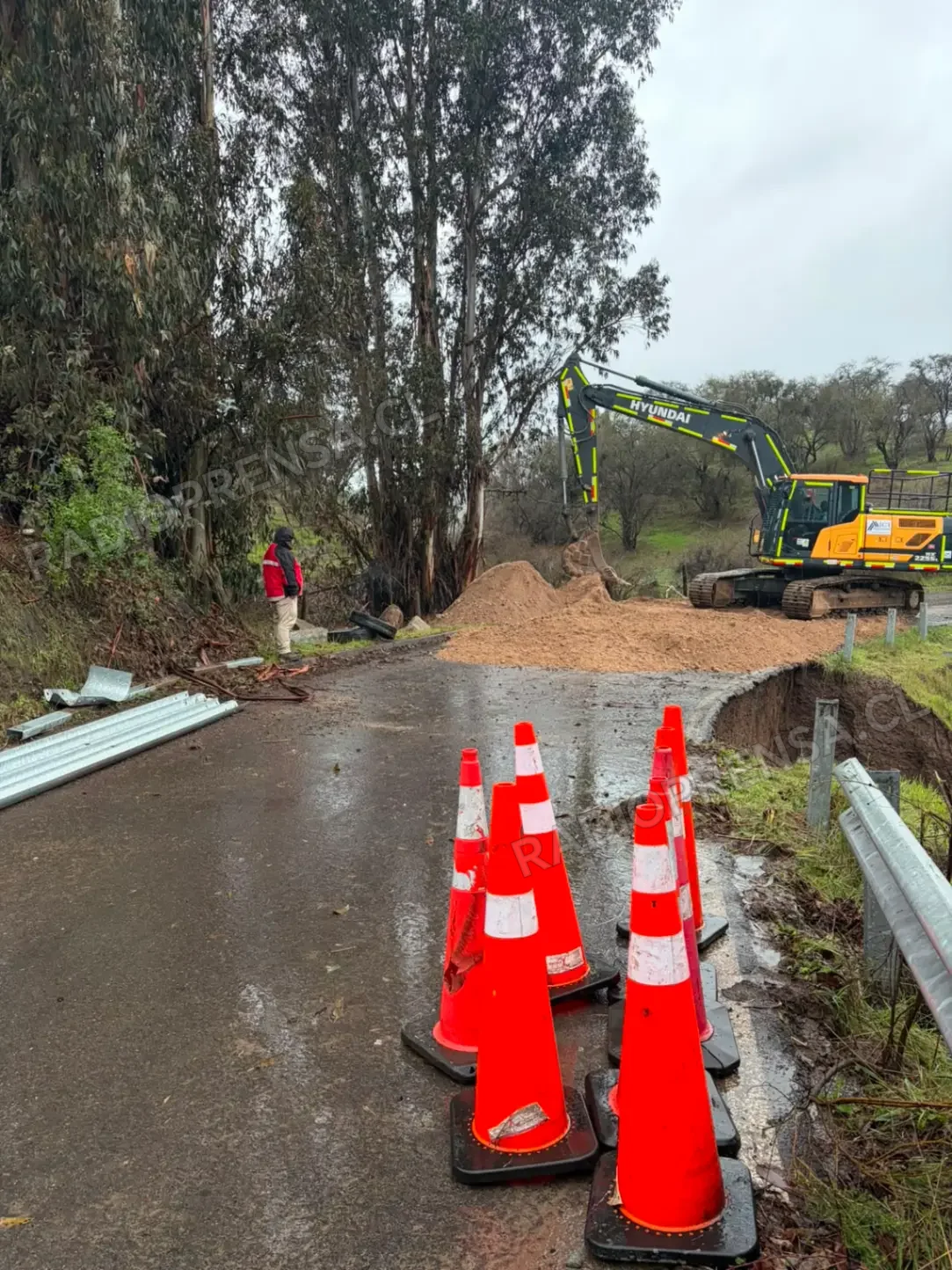 Socavón obliga al cierre total de ruta en el sector Las Tinajas de Codigua