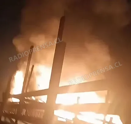 Incendio afecta una vivienda en la toma Villa El Bosque de San Antonio