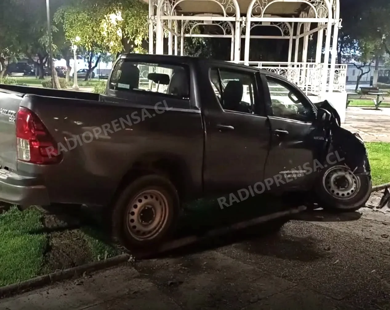 Conductor irrumpe con su vehículo en la Plaza de Armas de Talagante y provoca daños en mobiliario urbano