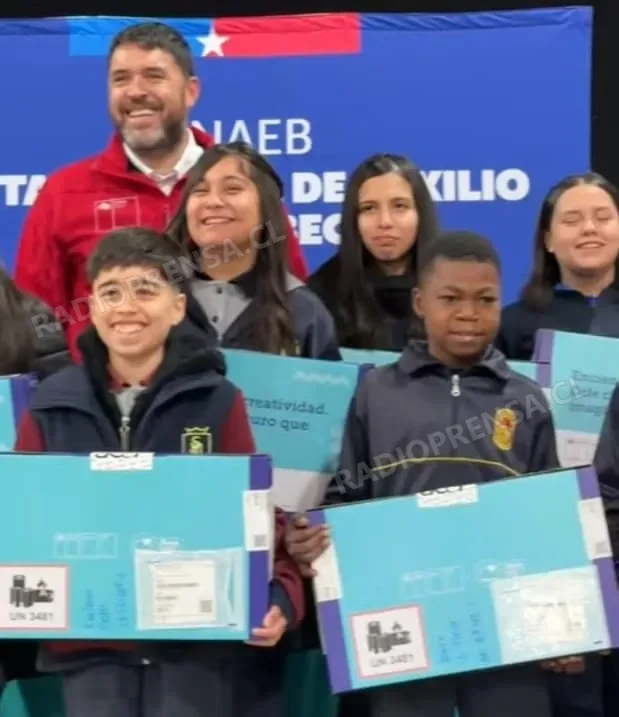 Más de 180 estudiantes de Curacaví reciben computadores de la Beca TIC