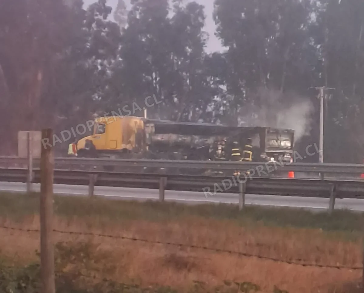 Camión con acoplado se incendia en la Ruta 78 a la altura de Puangue