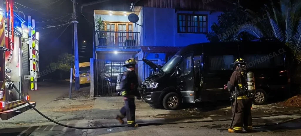 Incendio consume motor de furgón de pasajeros en Talagante: investigan posible intervención de terceros
