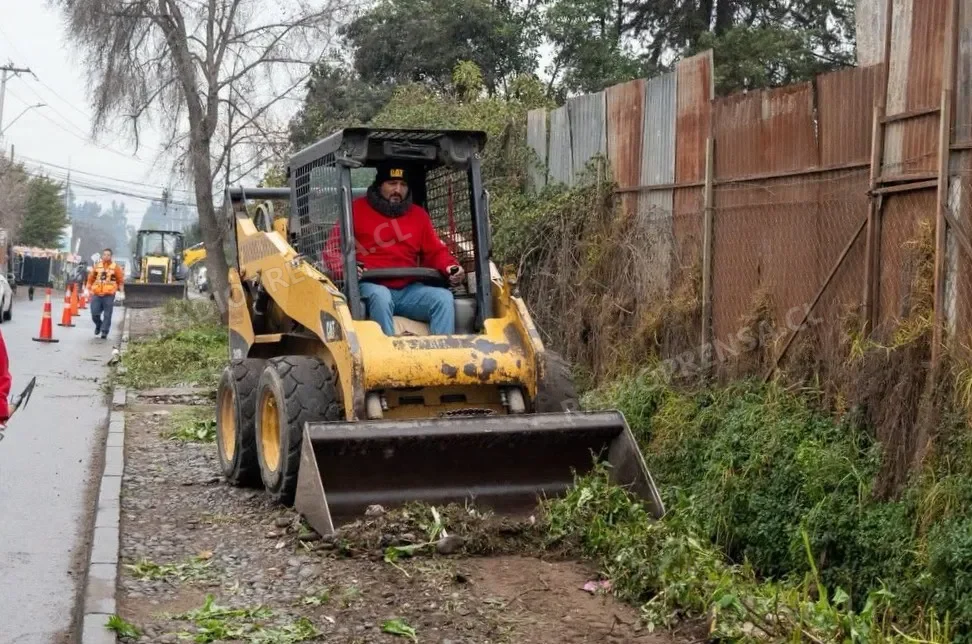 Limpieza profunda renueva franja peatonal de calle Bellavista en Talagante
