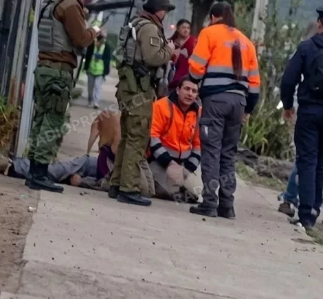 Hombre de nacionalidad boliviana resulta herido tras ser atacado con armas blancas en Melipilla El hecho ocurrió esta mañana en la intersección de Carlos Avilés con Arza. Carabiner