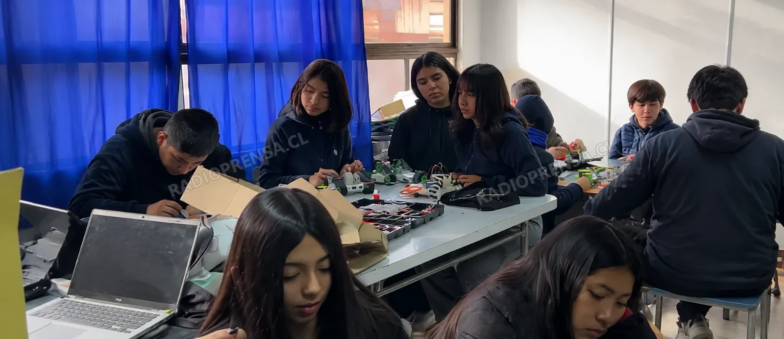 Alcaldesa Chamorro destaca el potencial tecnológico de los niños de Alhué en taller de robótica