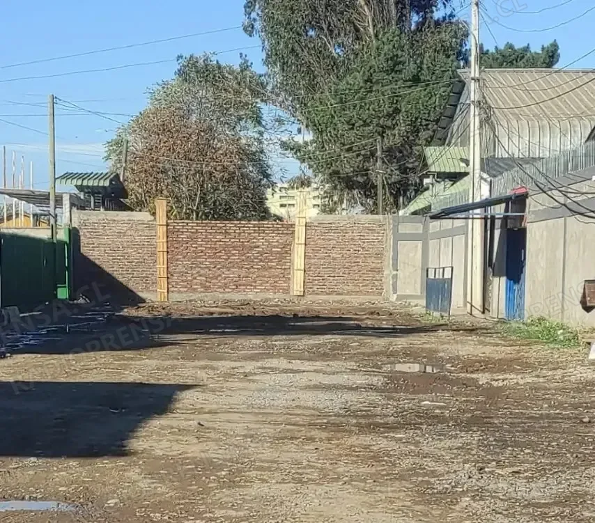 Vecinos de calle Ugalde interponen recurso de protección por polémico cierre de vía con muro de concreto