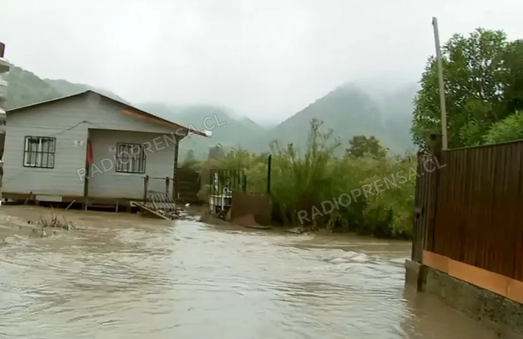 Sistema frontal: Senapred solicita evacuar campamento en Talagante por desborde del Mapocho