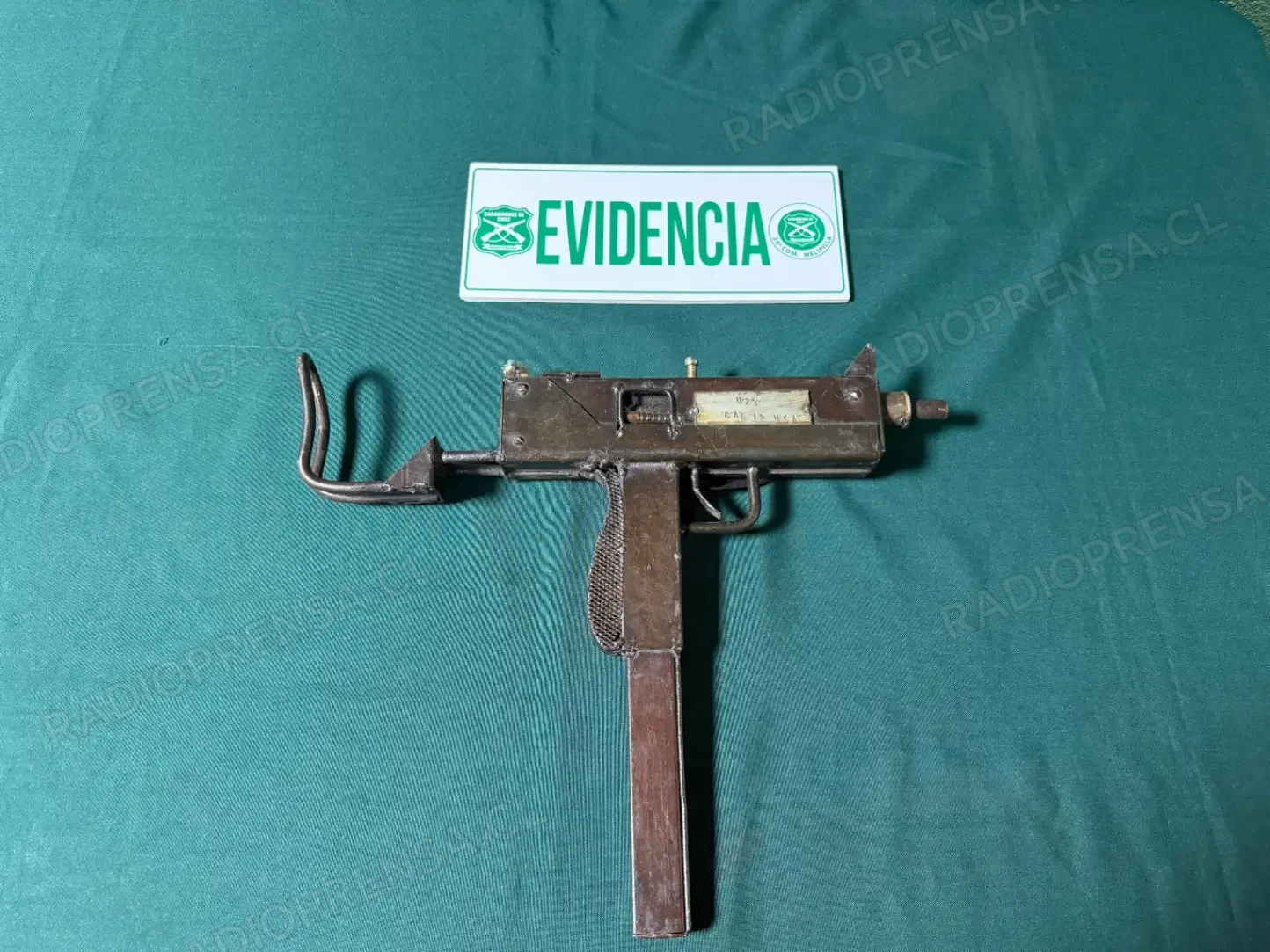 SIP de Carabineros detiene a dos adolescentes por tenencia de arma de fabricación artesanal similar a un subfusil Uzi