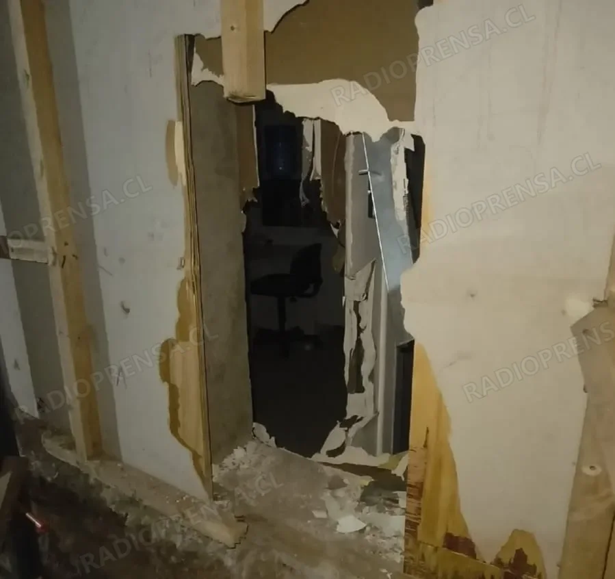 Los delincuentes hicieron un forado en un muro colindante con una sucursal de Western Union