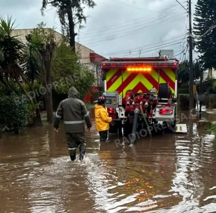 Bomberos de Melipilla bajo acuartelamiento general: Reportan 45 emergencias por inundaciones en la zona