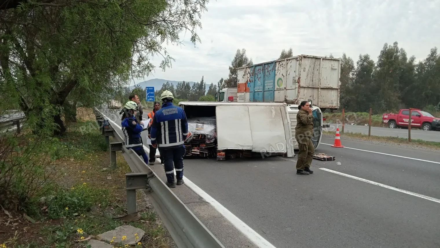 Camión tres cuartos se vuelca en la Ruta 78 a la altura de Talagante