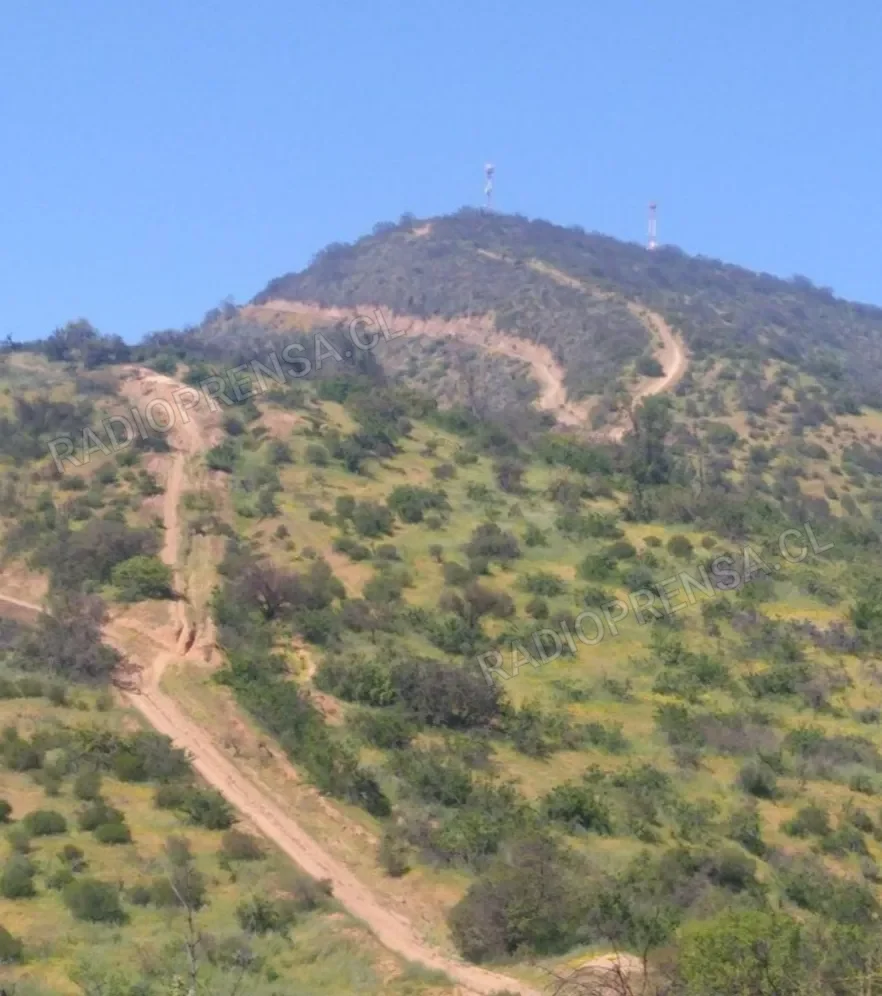 Bomberos trabaja en el cerro La Antena por extravío de dos personas