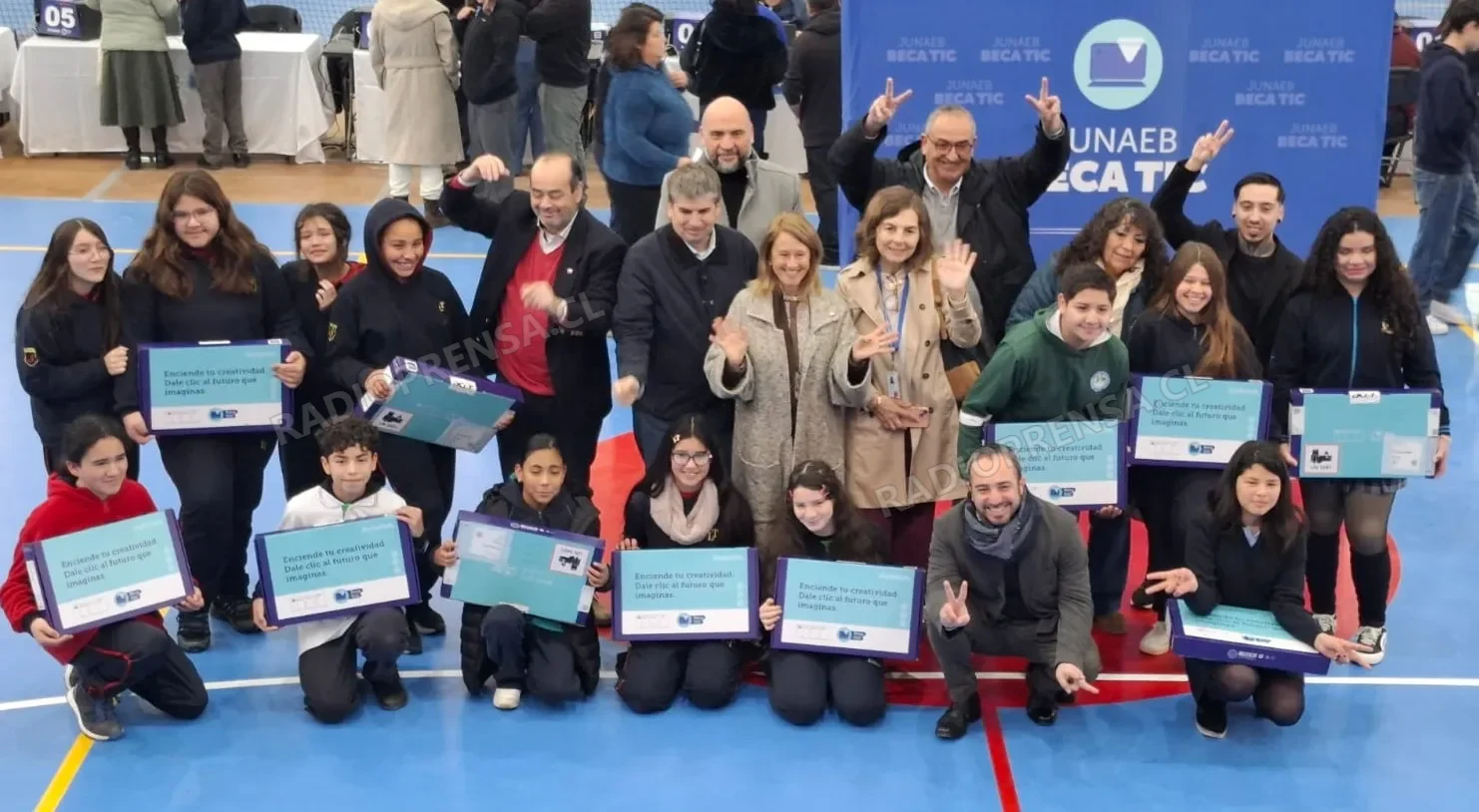 576 estudiantes de Talagante recibieron computadores gracias a la Beca TIC 2026 de JUNAEB