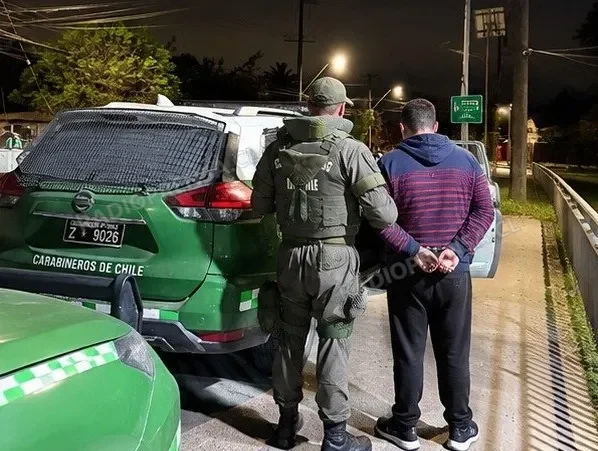 Carabineros recupera camioneta robada y detiene a dos personas en El Monte