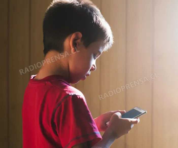 Avance legislativo busca otorgar mayores herramientas a las familias frente al uso de redes sociales en menores de edad