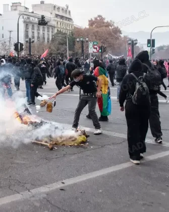 Marcha de la Confech en Santiago terminó con 35 detenidos