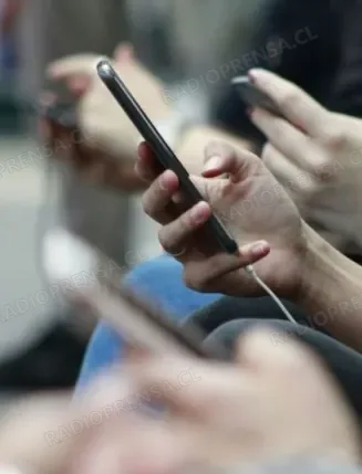 Senado debate proyecto para prohibir redes sociales a menores de 14 años