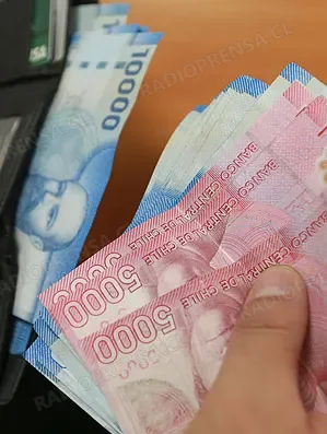 Aprueban alza del sueldo mínimo a $553.553 y proyecto pasa al Senado