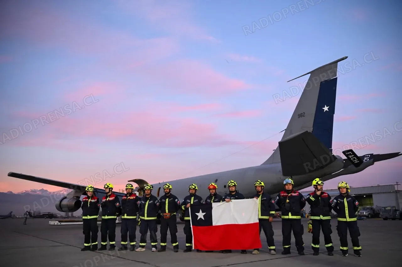 Chile envía primer vuelo humanitario a Venezuela con bomberos especializados en rescate