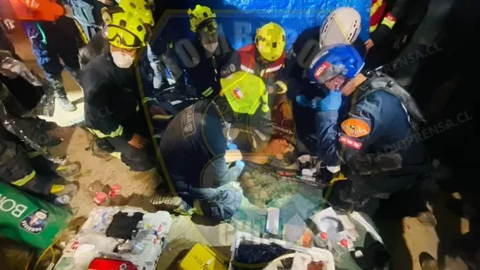Bomberos de Chile rescata con vida a hombre tras ocho días bajo los escombros en Venezuela
