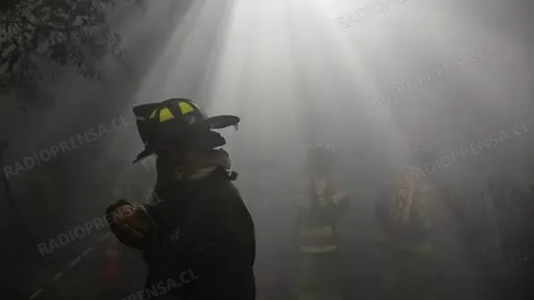 Niño muere en incendio en Colina y su hermana de 3 años sigue desaparecida