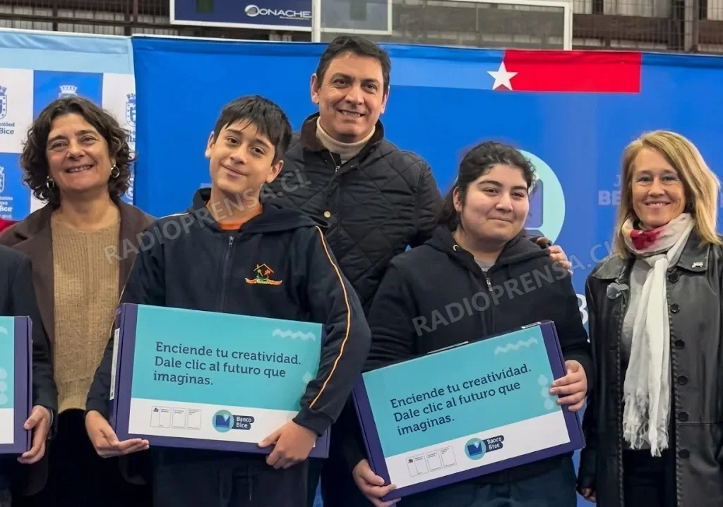 Delegación Presidencial participa de entrega de computadores en Peñaflor y mantiene coordinación ante anuncio de nuevos sistemas frontales en la Región Metropolitana
