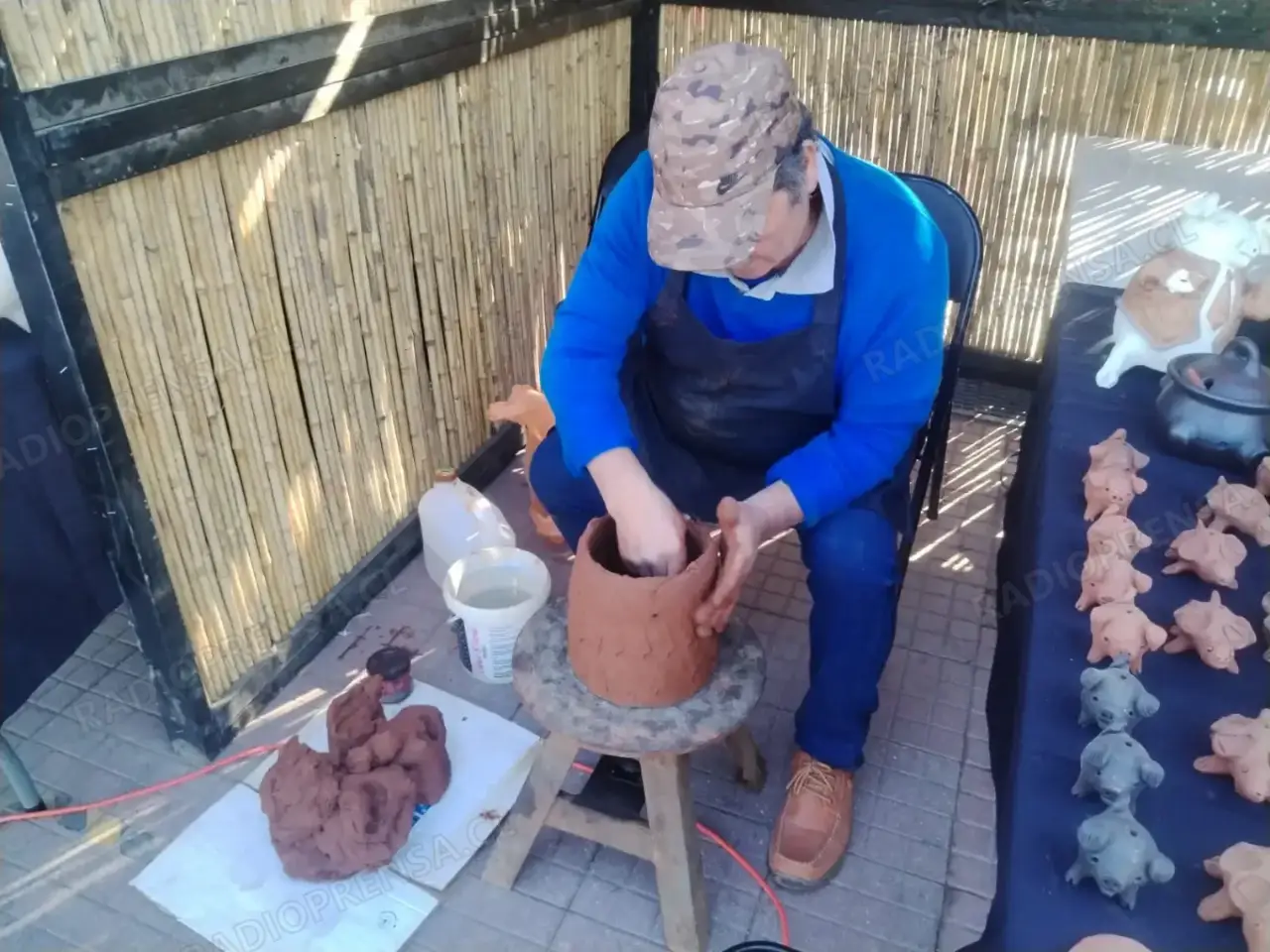 La actividad se realizó en medio de una muestra del trabajo de alfarería y de la gastronomía típica del pueblo locero.