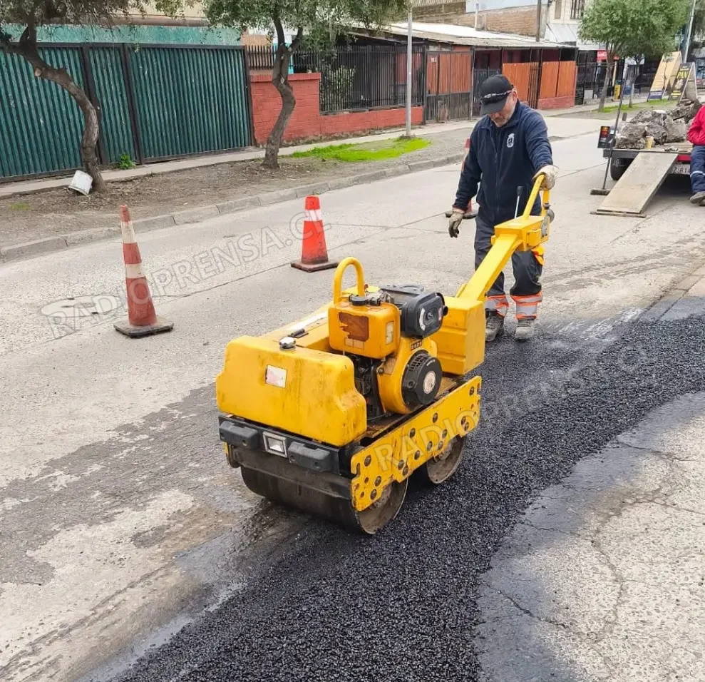 Municipalidad de Talagante ejecuta bacheo en avenida O’Higgins, frente a la Plaza de Armas