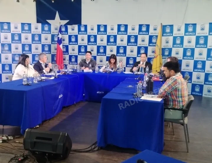 Sesión del Concejo Municipal de Melipilla termina abruptamente tras choque político por el 11 de Septiembre