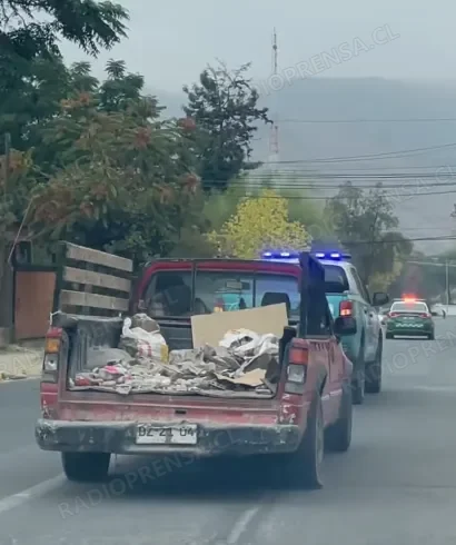 Denuncia ciudadana permite retirar camioneta que botaba basura en la vía pública