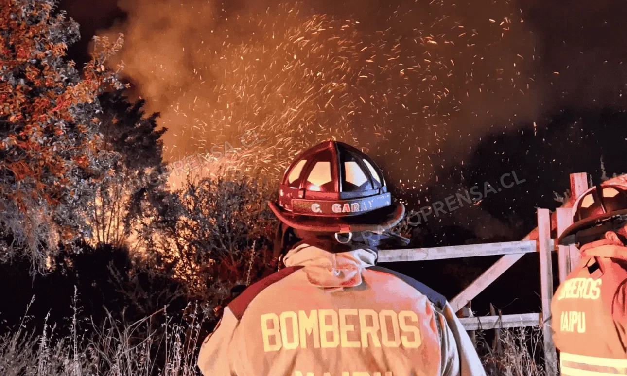 Encuentran cuerpo de hombre calcinado tras incendio de pastizales en Curacaví