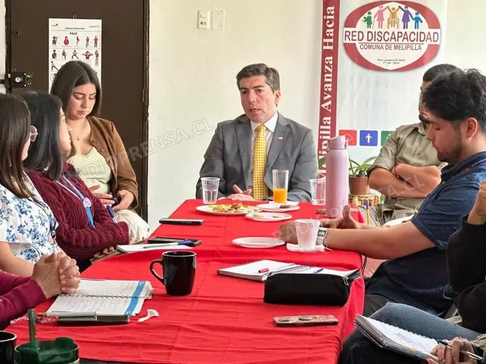 Delegado Gastón reafirma compromiso con la inclusión en encuentro con la Red Comunal de Discapacidad de Melipilla