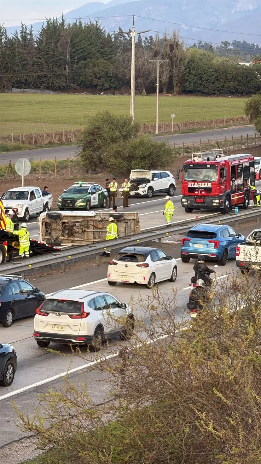 Volcamiento de vehículo deja dos lesionados en la Autopista San Antonio–Santiago