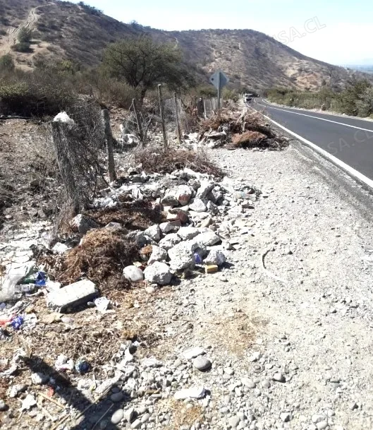 Vecinos denuncian aumento de microbasurales en la cuesta Pelvín-Mallarauco y piden intervención urgente de autoridades