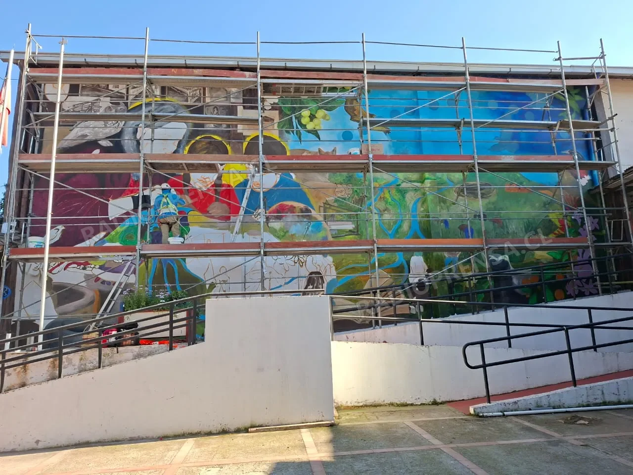 Artista melipillana Amanda Undurraga plasma mural identitario en el frontis del Teatro Carrera de El Monte