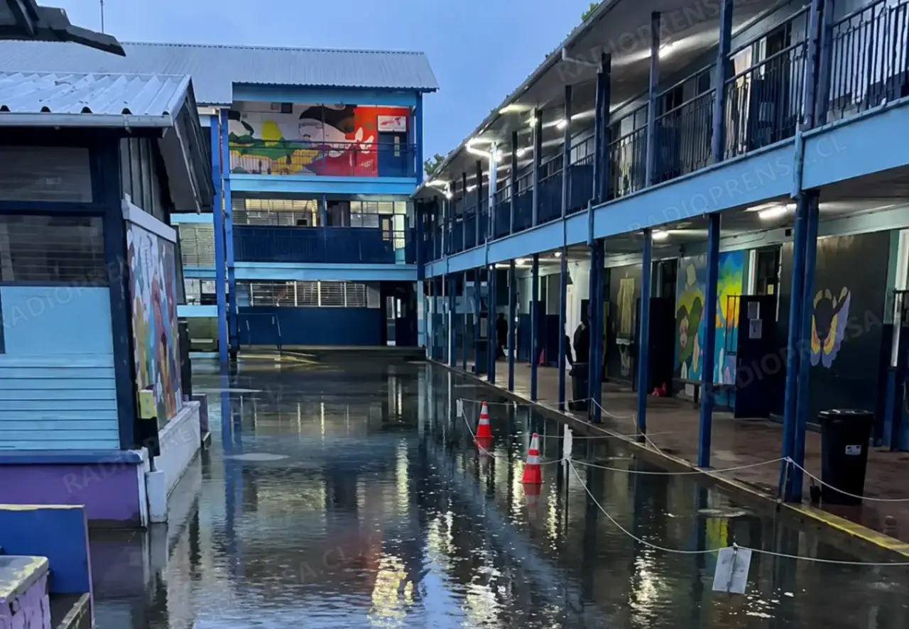 Así amaneció parte del patio del Liceo Hermanos Sotomayor Baeza