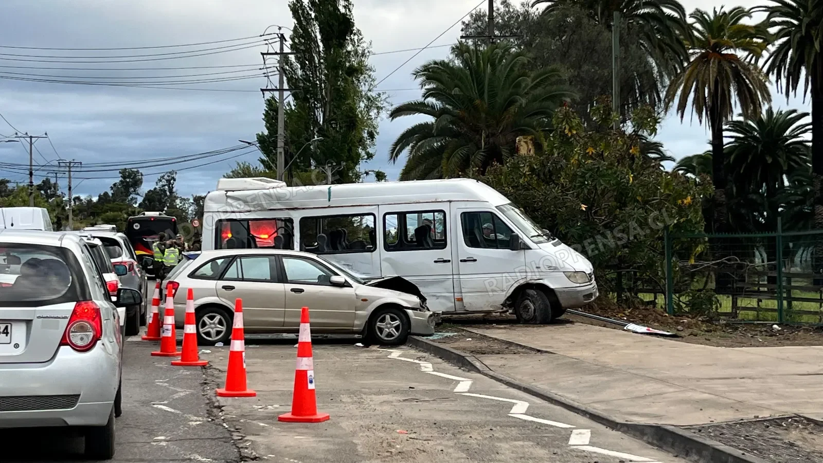 Colisión entre minibús con trabajadores y automóvil en sector El Pimiento deja tres lesionados