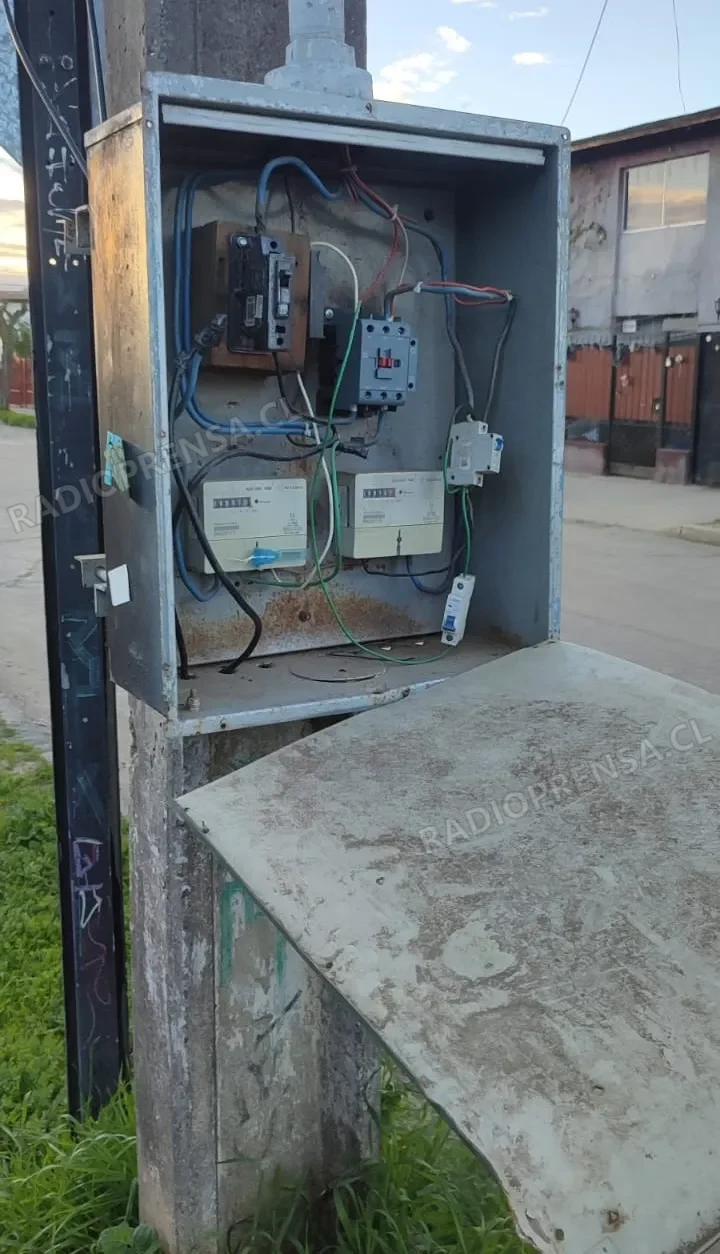 Advierten riesgo por caja eléctrica abierta en sector céntrico de Melipilla