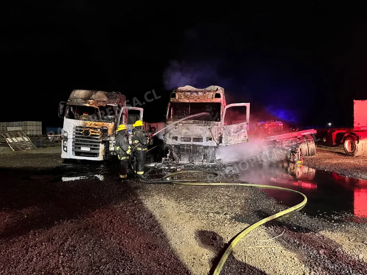 Amplio despliegue de Bomberos y equipos de emergencia tras incendio de camiones en María Pinto
