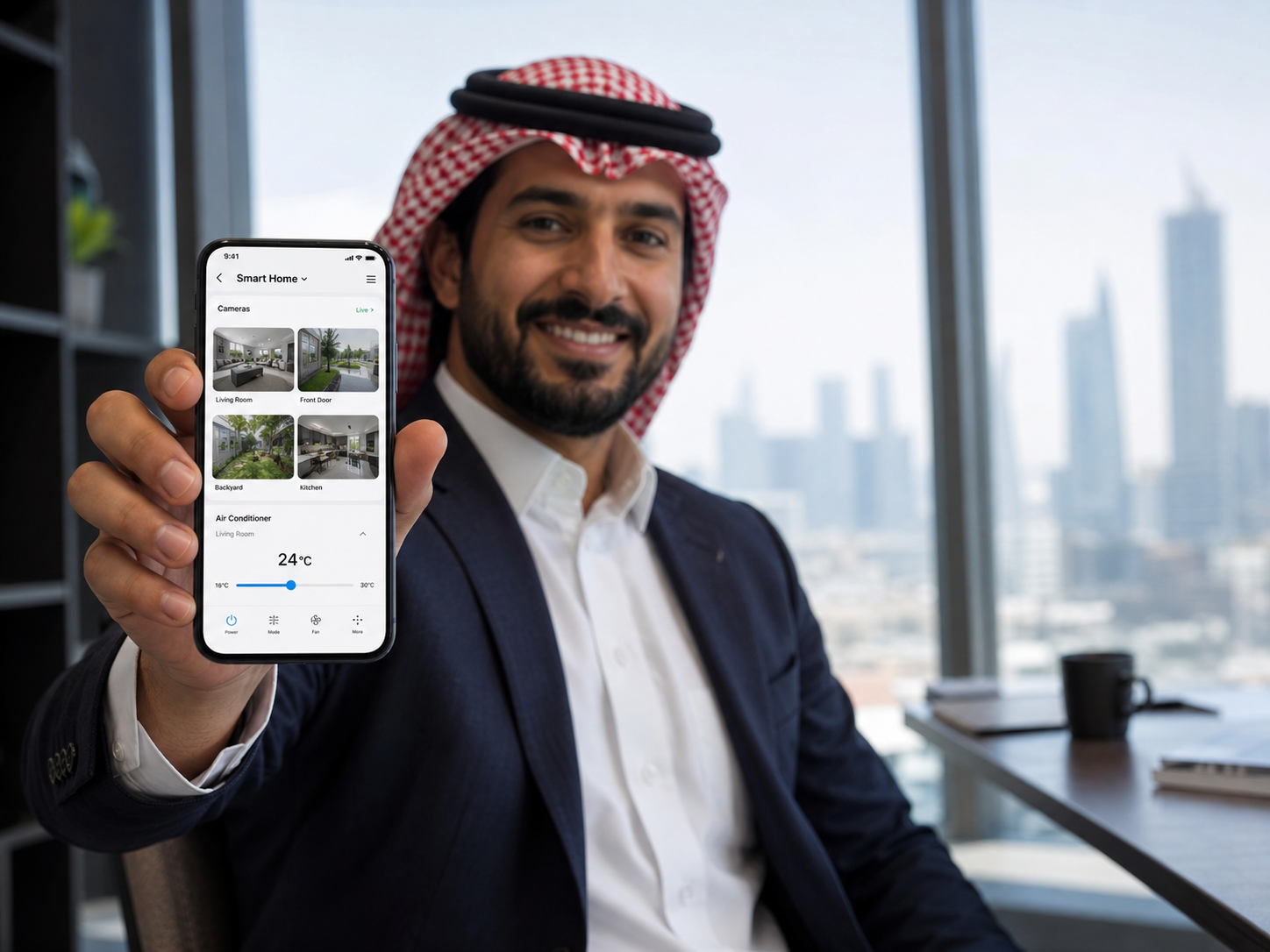 رجل يتحكم في منزله ويشاهد كاميراته من مكتبه البعيد عبر الجوال