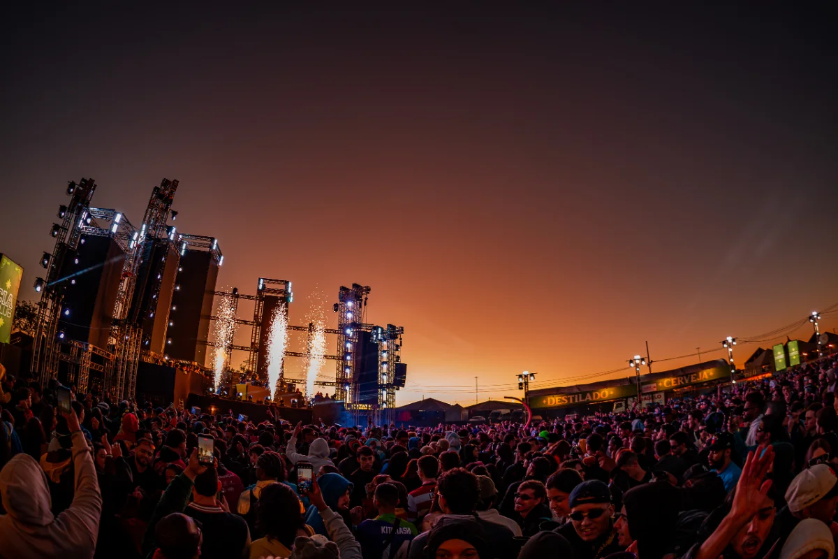 Palco, plateia e equipe em turnê