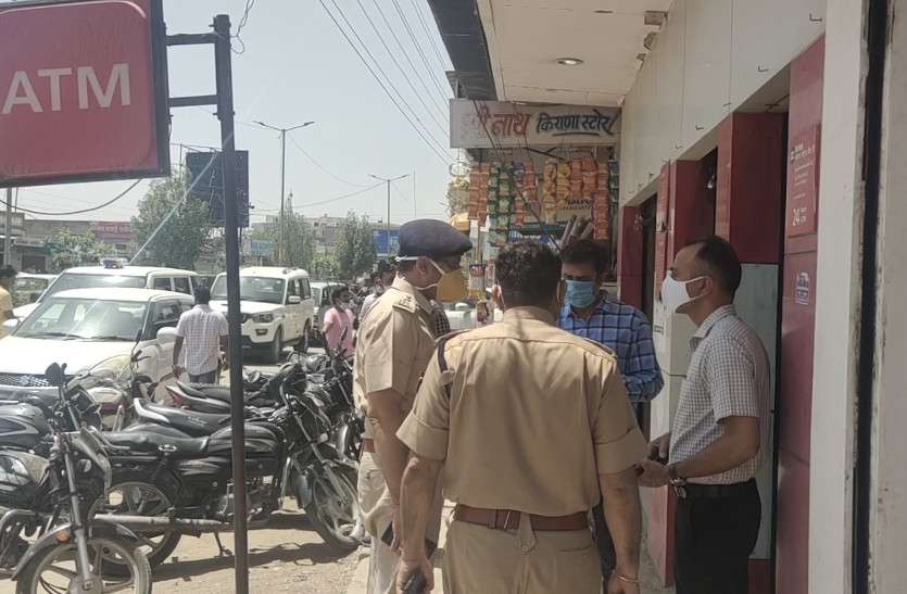 हथियार बंद लुटेरे बैंक में घुसे, 50 लाख की लूटकर हुए फरार, फायरिंग में बैंककर्मी घायल