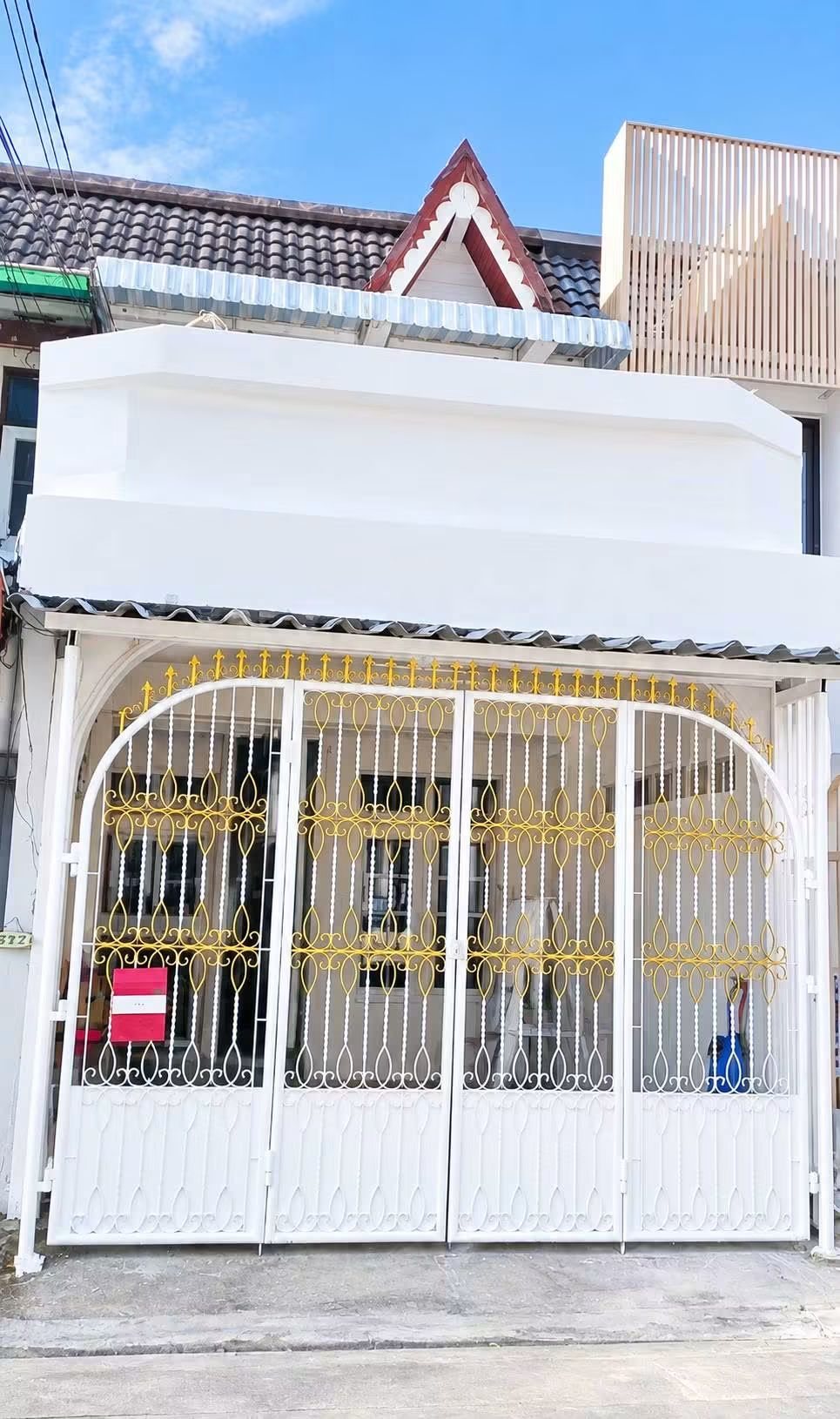 Sale 2-story townhouse, newly renovated! Prime location in Lat Phrao 101, near the Yellow Line BTS