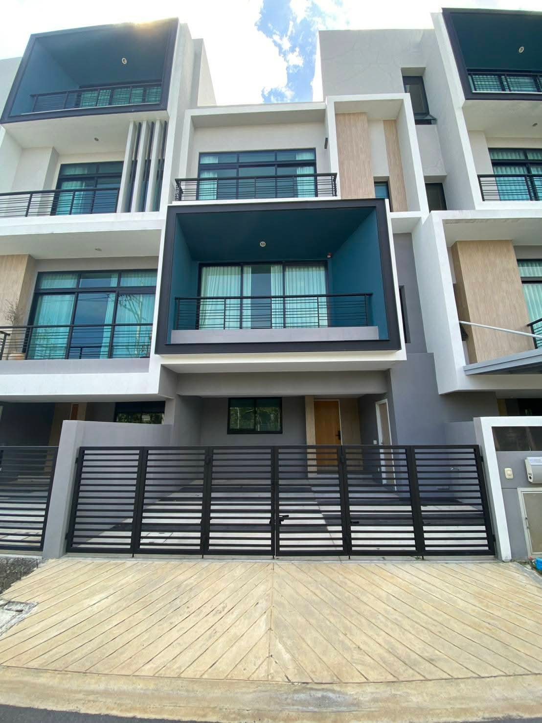 Nirvana Define Krungthep Kreetha: Exquisite House for Rent